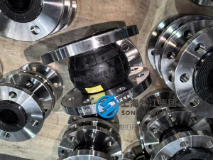 DN80 PN16 NBR rubber compensator with SS304 stainless steel flanges, designed for turbine oil and auxiliary systems in hydropower plants.