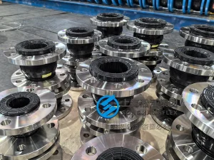DN80 PN16 NBR rubber compensator with SS304 stainless steel flanges, designed for turbine oil and auxiliary systems in hydropower plants.