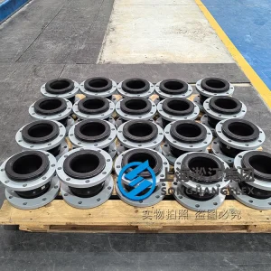 DN100 PN16 heavy-duty natural rubber compensator with carbon steel flanges, specifically designed for high-frequency vibration tables in continuous casting plants.