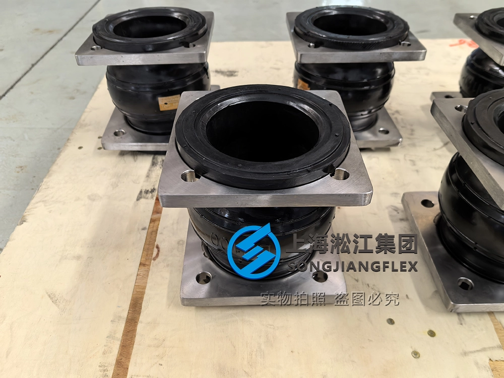 DN100 PN16 NBR rubber compensator with custom flanges for marine ballast systems, designed for low-temperature diesel and seawater resistance.