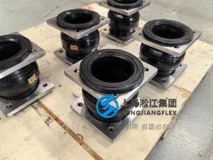 DN100 PN16 NBR rubber compensator with custom flanges for marine ballast systems, designed for low-temperature diesel and seawater resistance.