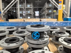 DN80 PN25 marine rubber expansion joint with EPDM single arch and SS304 flanges, dacromet coated for superior salt spray resistance in shipboard HVAC systems.