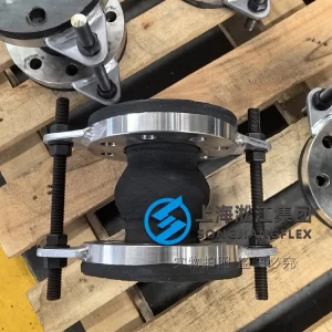 DN65 PN40 high-pressure custom flexible joint, hand-built NBR rubber expansion joint with control rods, integrated vulcanized SS316 flanges for hydraulic oil systems.