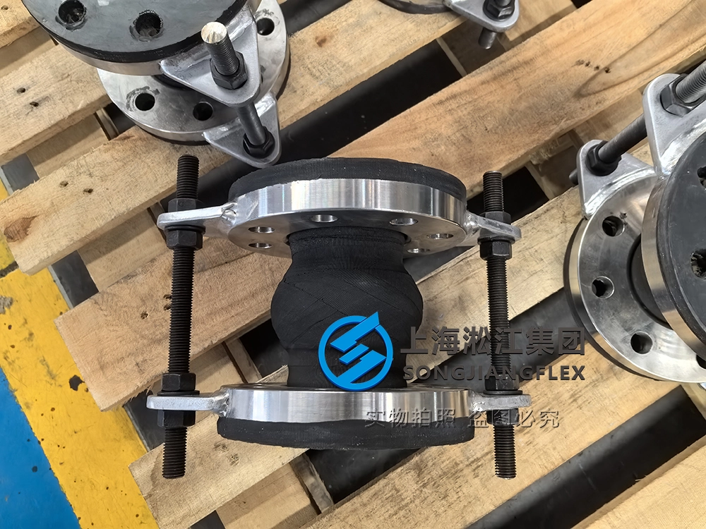 DN65 PN40 high-pressure custom flexible joint, hand-built NBR rubber expansion joint with control rods, integrated vulcanized SS316 flanges for hydraulic oil systems.