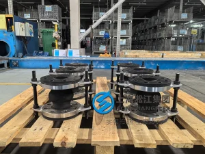DN65 PN40 high-pressure custom flexible joint, hand-built NBR rubber expansion joint with control rods, integrated vulcanized SS316 flanges for hydraulic oil systems.