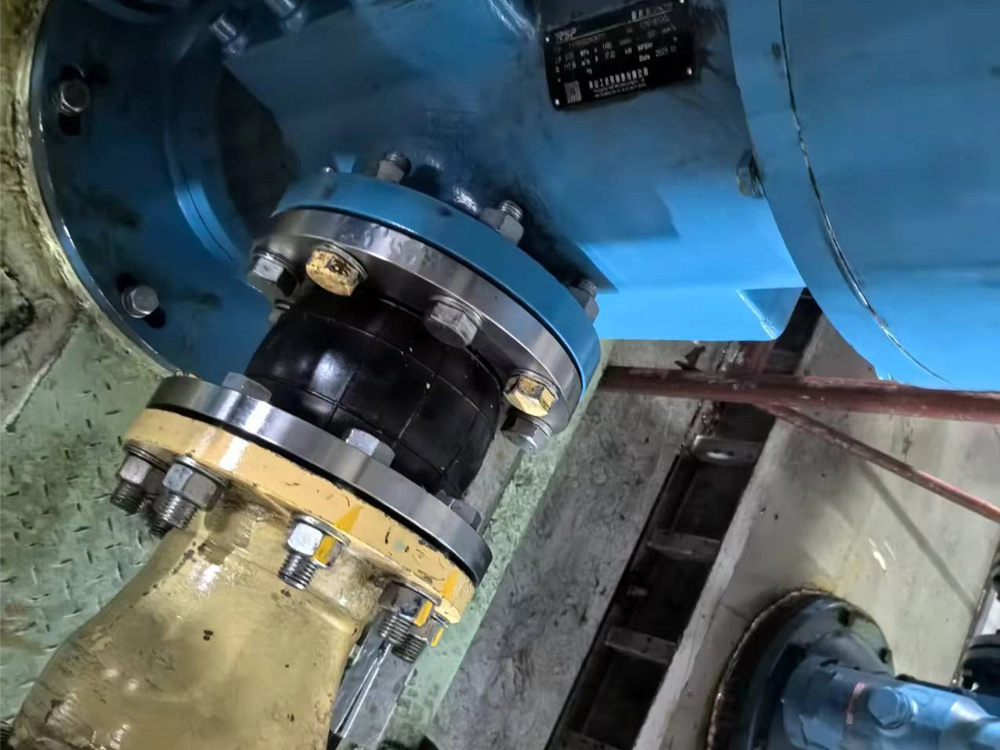 Installation of DN150 PN16 premium NBR rubber compensator with SS316 flanges in a nuclear emergency diesel generator fuel system.