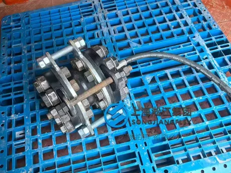 DN80mm custom ultra-high pressure 6Mpa wound rubber expansion joint undergoing 9.2Mpa pressure test by Songjiangflex.
