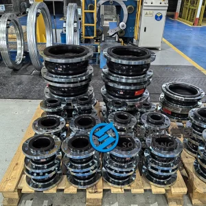 DN150 PN16 FKM rubber expansion joint, high-temperature rubber below with SS304 vacuum ring, galvanized flanges, flexible below for suction hopper dredger slurry pumps.