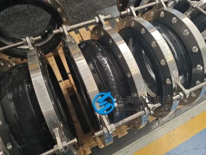 Flanged rubber expansion joint, DN400 PN16 NR rubber bellow with vacuum ring and control rods for piping systems.