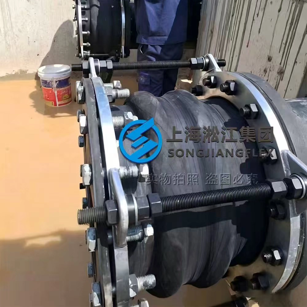 DN700 double-arch custom rubber flexible joint installed in a large-scale piping system, with a length of 350mm. The image showcases the hand-built black EPDM rubber body, integrated vulcanized flanges, and a flanged connection structure equipped with carbon steel control rods and tightening bolts on both sides.