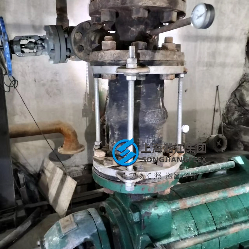 SONGJIANGFLEX DN150 PN63 ultra high pressure rubber compensator installed on a high pressure pump in a mine drainage station