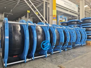 DN450 PN16 rubber expansion joint, NBR rubber bellow with blue powder coated carbon steel flanges and limit rods, flexible bellow for hydraulic pump station vibration control.