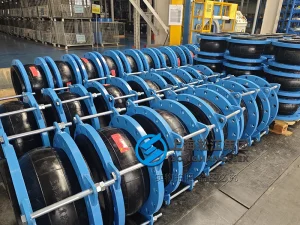 DN450 PN16 rubber expansion joint, NBR rubber bellow with blue powder coated carbon steel flanges and limit rods, flexible bellow for hydraulic pump station vibration control.