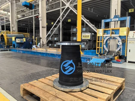 DN300 to DN200 slurry rubber expansion joint concentric reducer, 600mm hand-wrapped straight rubber bellow with wear-resistant liner, 150LB and custom swivel carbon steel flanges.