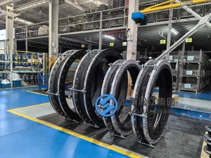 DN1400 seawater rubber expansion joint, 350mm face-to-face wide-arch hand-built rubber bellow with full-face vulcanized sealing, carbon steel PN10 flanges, and 8 welded gusset control rods - 03.