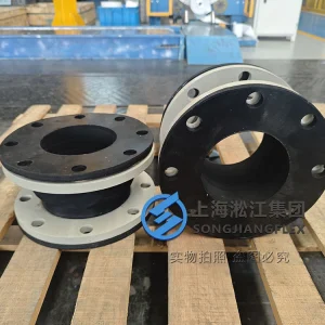 DN150 slurry rubber expansion joint, 150mm length hand-built smooth bore rubber bellow with wear-resistant liner, full-face vulcanized ASME 150LB painted carbon steel flanges.