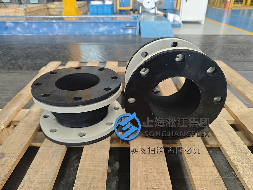 DN150 slurry rubber expansion joint, 150mm length hand-built smooth bore rubber bellow with wear-resistant liner, full-face vulcanized ASME 150LB painted carbon steel flanges.