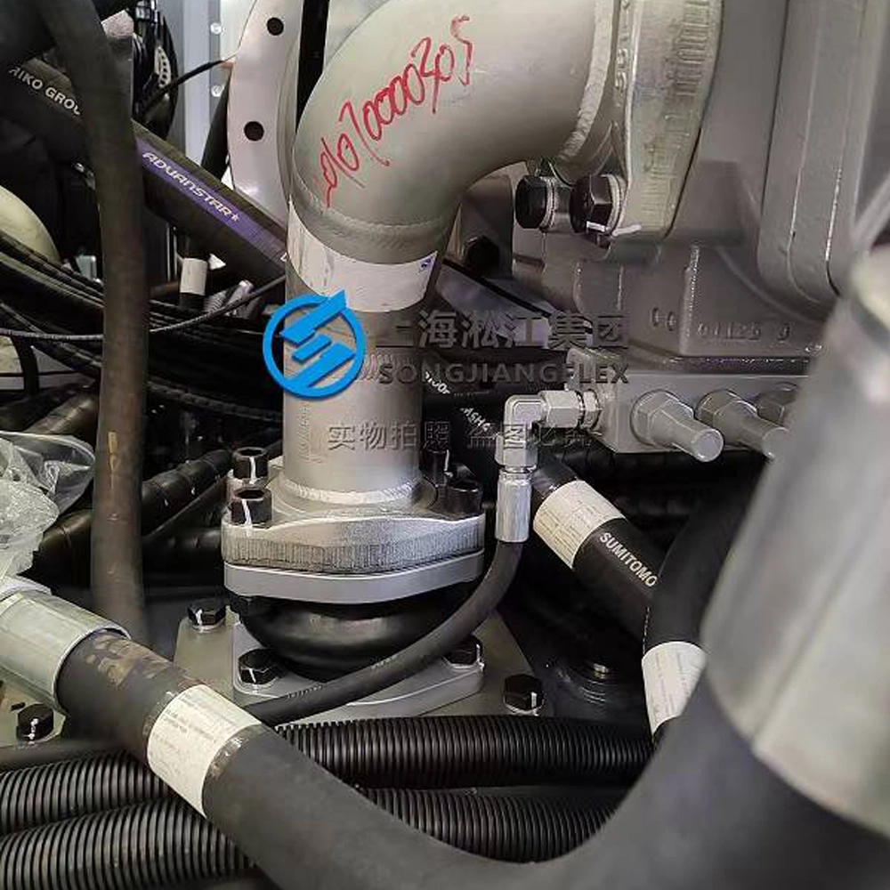 Industrial oil-resistant NBR rubber expansion joint configured with solid four-bolt SAE aluminum flanges installed on a pump suction line