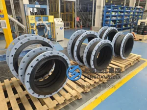 DN500 hand-built NBR double-arch rubber expansion joint with blue FBE-coated S235 carbon steel floating flanges, showcasing the ring-face sealing profile on a wooden pallet - 03.