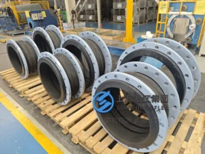 DN500 hand-built NBR double-arch rubber expansion joint with blue FBE-coated S235 carbon steel floating flanges, showcasing the ring-face sealing profile on a wooden pallet.