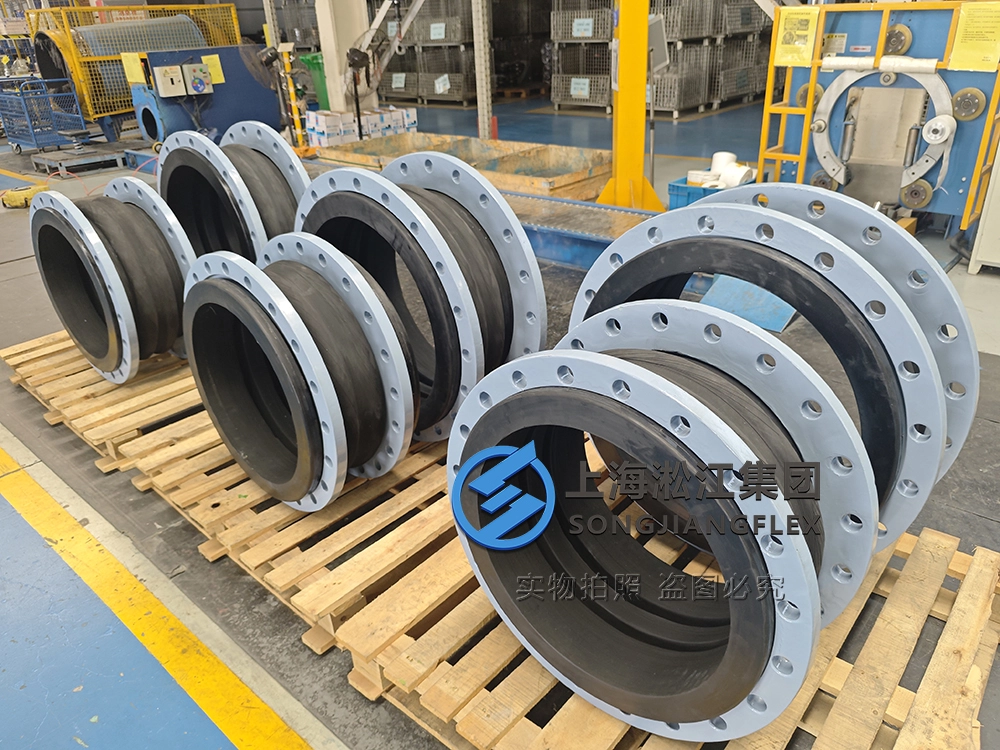 DN500 hand-built NBR double-arch rubber expansion joint with blue FBE-coated S235 carbon steel floating flanges, showcasing the ring-face sealing profile on a wooden pallet.